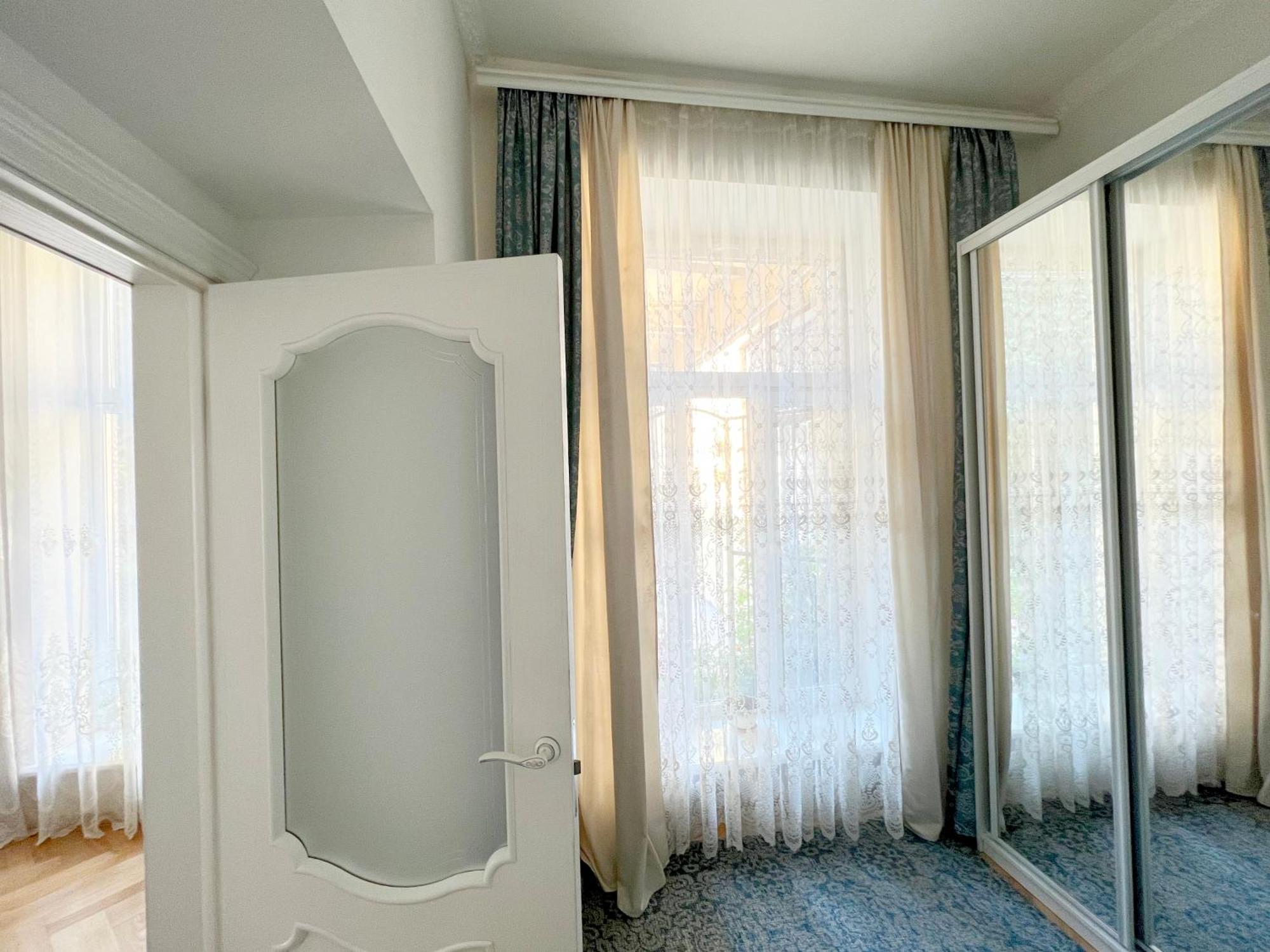 Світла Затишна Квартира В Центрі Біля Оперного Театру З Балконом, Який Виходить У Тихий Львівський Дворик Luaran gambar